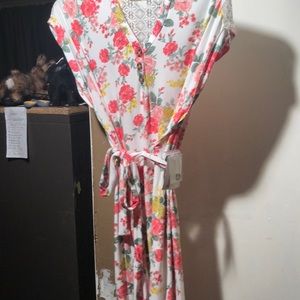 Size 1x floral dress New With Tags extra button